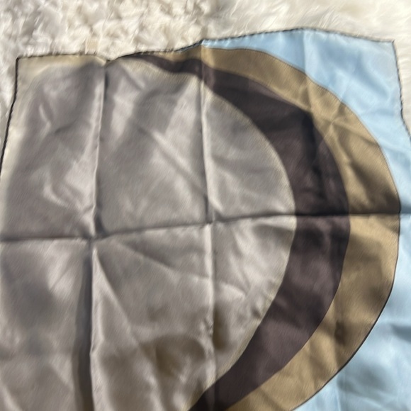 Vintange gucci Abstract Print Silk Scarf Size 18” X 18” Made In Italy - Picture 8 of 9